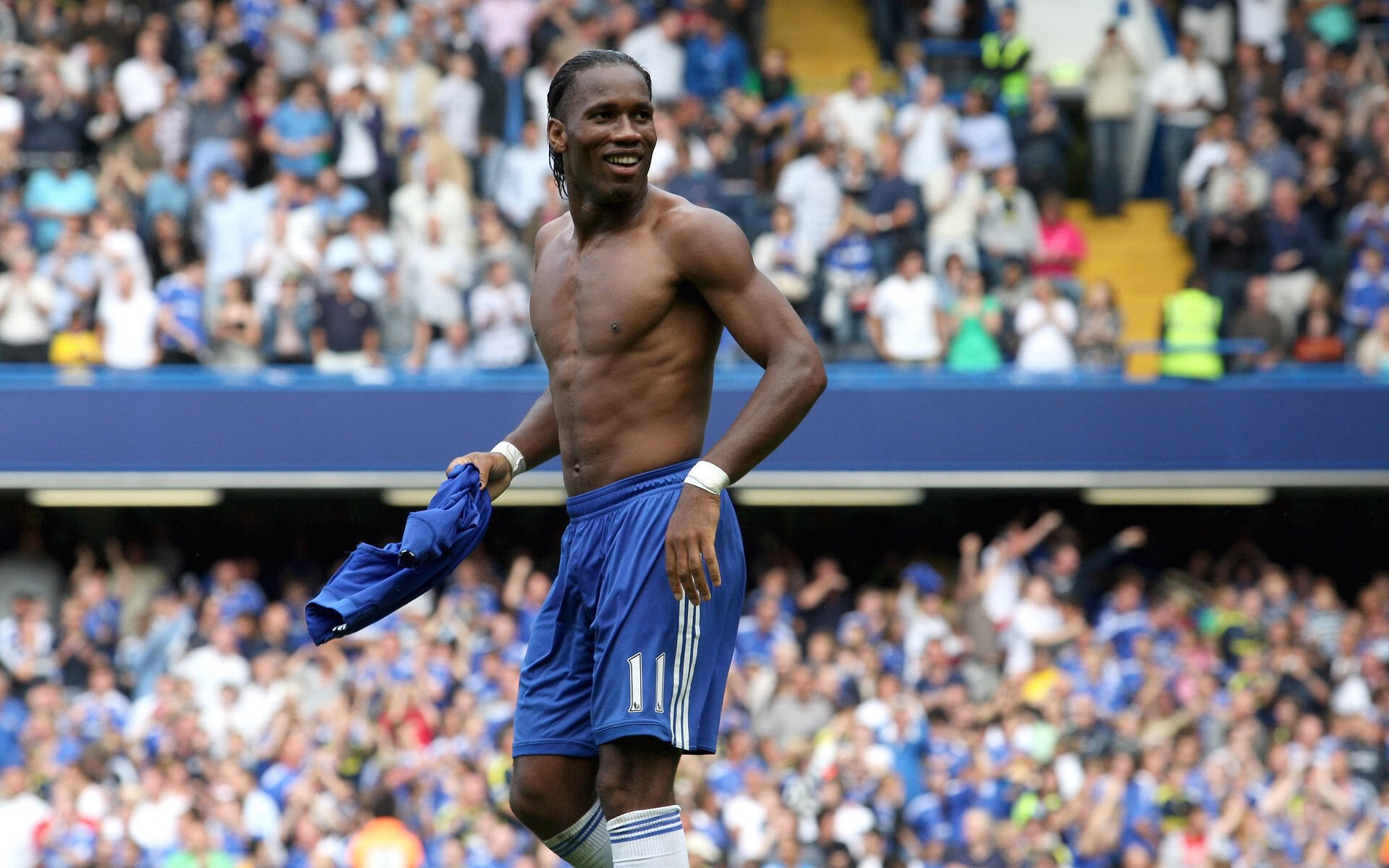 足球赛场焦点！法国队对阵巴西队，老将回归赛场，再度燃起斗志